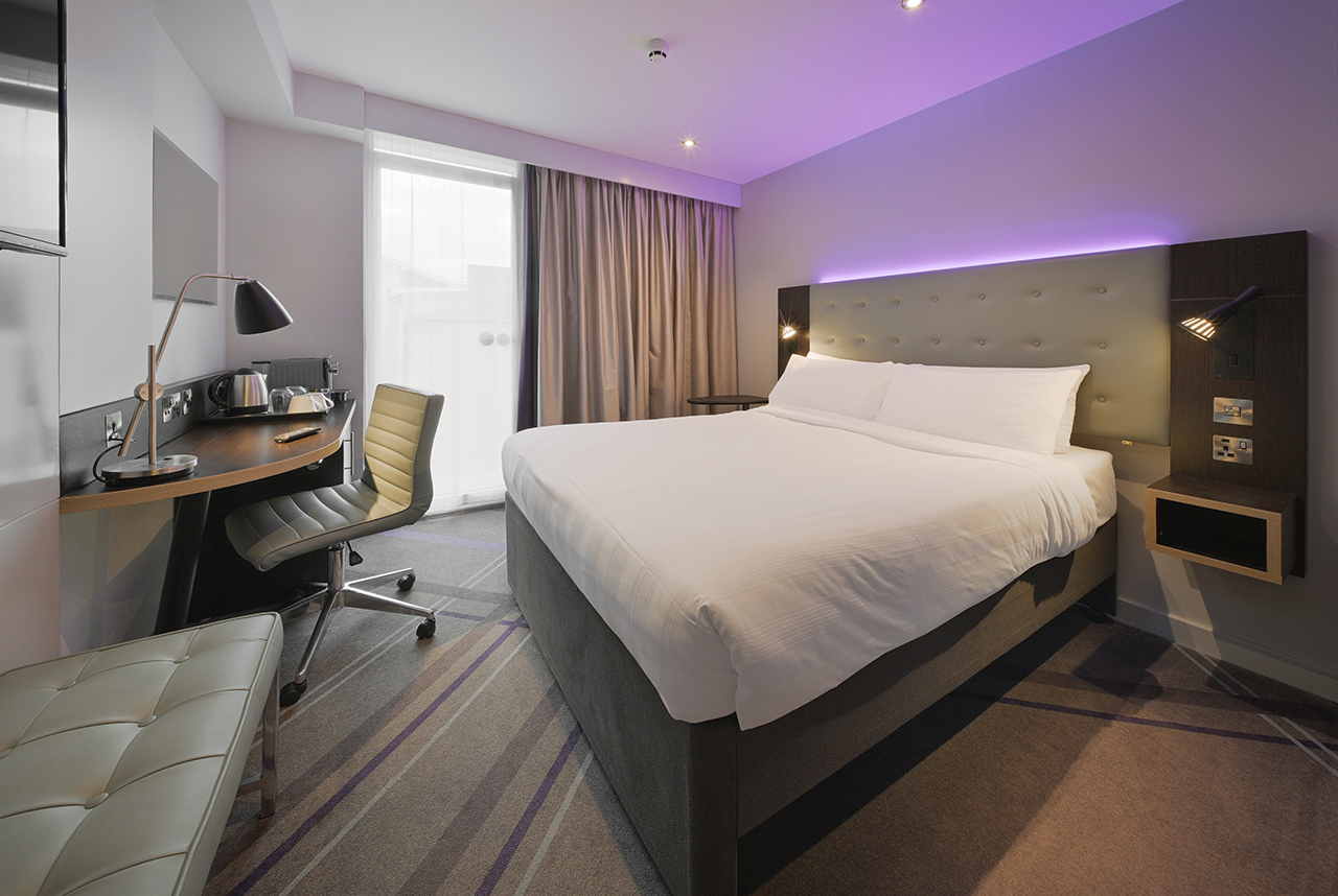 PremierInn-PremierPlus-HotelBedroom-Photographer